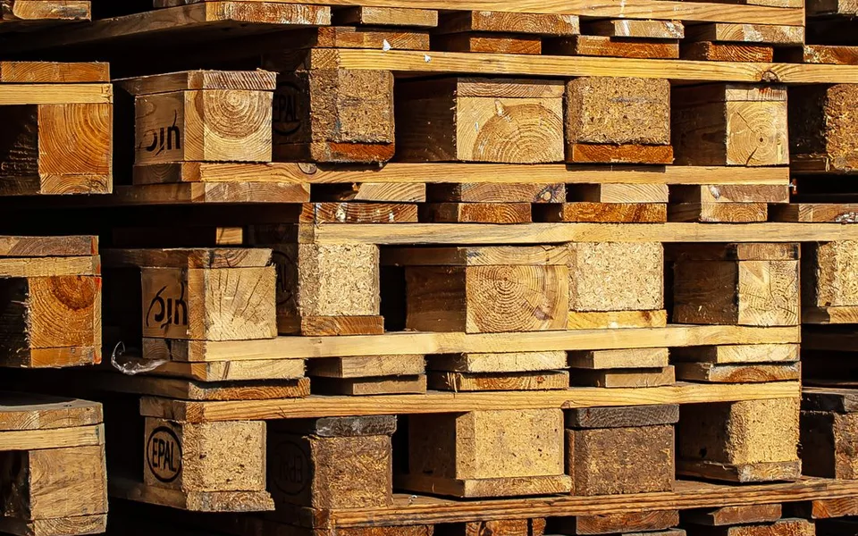 İstiflenmiş ahşap paletlerin yakın plan fotoğrafı